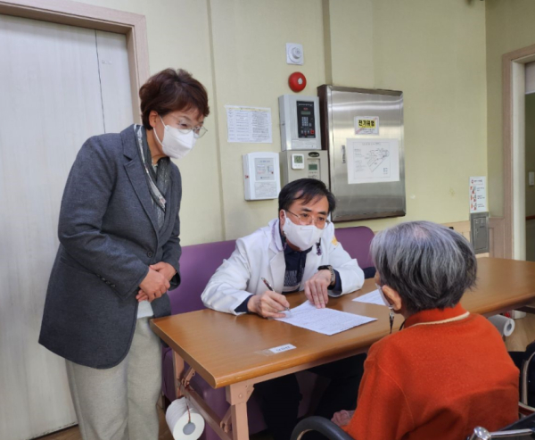 23일 대전복지장기요양센터에서 입소자와 종사자를 대상으로 방문접종을 실시하고 있다