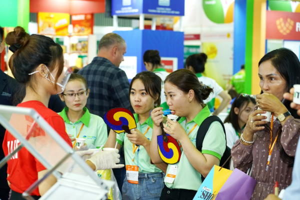 한국관에서 시식에 참여 중인 베트남 현지 바이어들