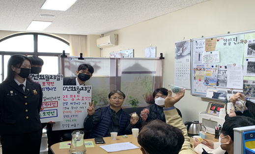 대덕대 호우회 학생들이 교수연구실을 방문해 연평도 포격전에 대해 설명하고, “12”숫자가 새겨진 마카롱을 나눠주며 안보의식을 다지고 있다.