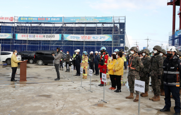 국가철도공단 김한영 이사장이 23일(수) 공단 인재개발원 신축 현장(강원도 양양군)에서 '2022 재난대응 안전한국훈련'을 주재하고 있다.