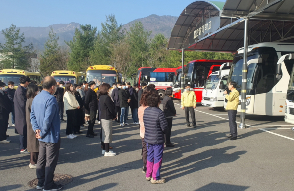 한밭대학교 오용준 총장이 지진대피 현장훈련을 주재하고 있다.