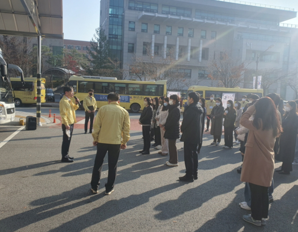 한밭대학교 오용준 총장이 지진대피 현장훈련을 주재하고 있다.