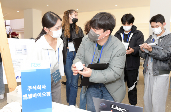 ‘입주기업-재학생 고객검증데이’에서 재학생 고객검증단이 에셀바이오팜(대표 이미영) 제품을 시용하며 평가하고 있다.