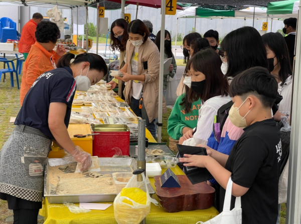 내포 직거래 목요장터에서 김장, 축산물 초특가 판매 모습