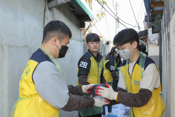 연탄배달 봉사활동 모습