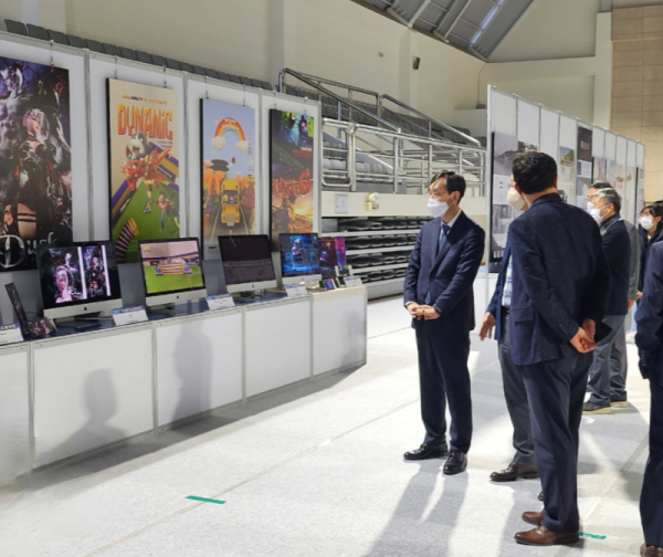 23일 한밭대학교 체육관에서 열린 ‘2022 제9회 건설환경조형대전’에서 오용준 총장(사진 왼쪽에서 첫 번째)이 교수진과 함께 학생들의 작품들을 살펴보고 있다.