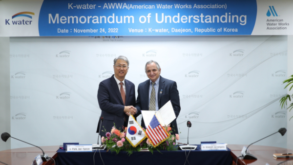 ‘상수도 분야 협력을 위한 양해각서’를 체결한 박재현 한국수자원공사 사장(사진의 왼쪽)과  조셉 자칸젤로 (Dr. Joseph Jacangelo) 미국수도협회(AWWA) 회장(사진의 오른쪽)