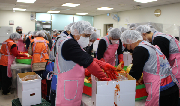 한국도로공사 대전충남본부, 대덕구장애인종합복지관“우리마을 김장잔치”행사 자원봉사 모습