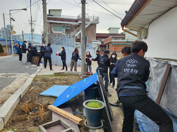 강원본부 봉사단이 24일(목) 연탄 배달 봉사활동을 하고 있다.