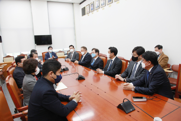 더불어민주당 소속 대전지역 국회의원들과 민주당 국회 국방위원회 위원들이 24일 국방위 소회의실에서 간담회를 열고 방위사업청 대전 이전 예산 210억 원을 유지하기로 합의했다.