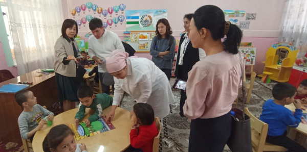우즈베키스탄 유아교육 역량강화사업의 일환으로 진행된 현지 연수 및 컨설팅에서 유아교육과 고영미 교수(사진 왼쪽)가 현지 유치원을 방문해 우즈베키스탄 유아교육 현장을 둘러보고 있다
