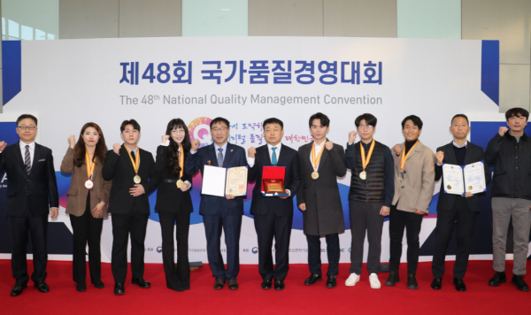 사진은 대통령표창을 수상한 이재민 평택발전본부 안전품질부장(왼쪽 다섯번 째)과 서부발전 본사 및 군산, 평택발전본부 직원들이 기념촬영에 응하는 모습