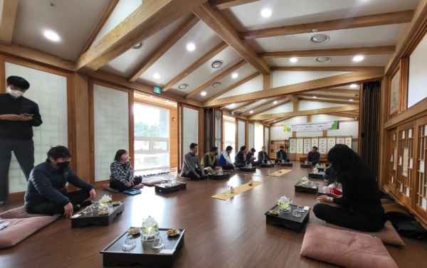 25일 경북 영주시 국립산림치유원 산림치유문화센터 다도실에서 봉화 광산 매몰사고 생환 광부와 그 가족들이 한국산림복지진흥원 임직원들과 티타임을 갖고 있다.