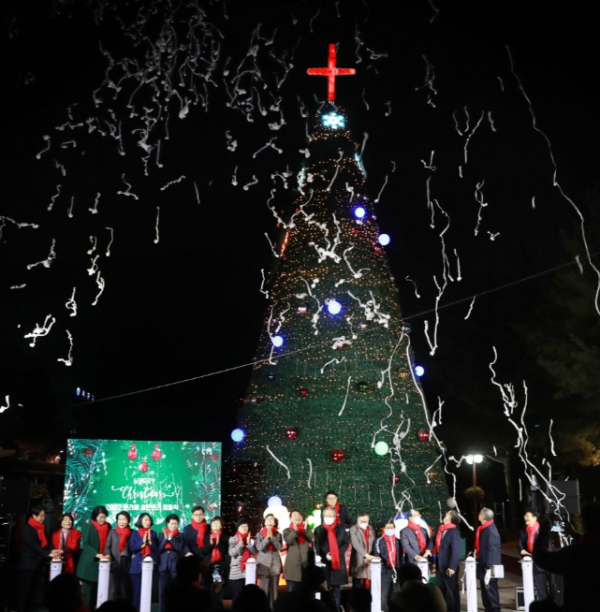 지난 25일 보라매공원에서 열린 보라매 크리스마스트리 점등식 사진