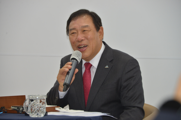 브리핑 하는 최민호 세종시장&nbsp;