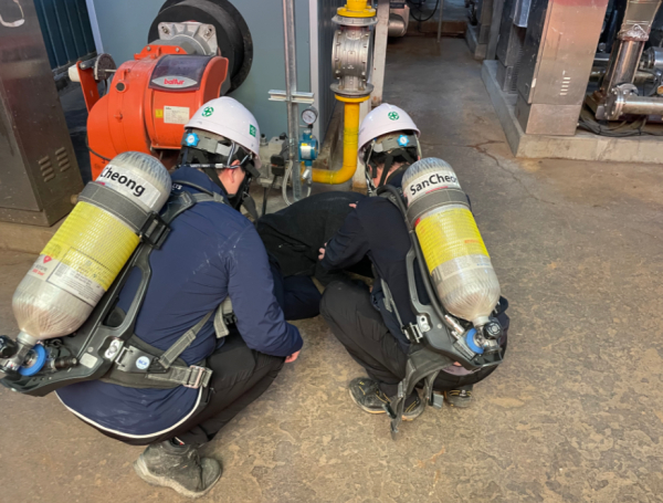 공단 관계자가 가스 누출로 인해 의식을 잃고 쓰러진 근로자를 구조하는 훈련을 하고 있다.