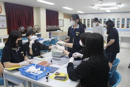 교과체험박람회-지구과학 교과의 행성 비누셔라는 체험으로 비누로 행성 모형을 만드는 활동을 하는 모습  (사진 제공-대전둔원고)