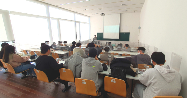 핀테크학과, 카카오 현직자와의 직무 진로 특강 진행 모습
