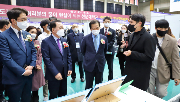 선문대 황선조 총장과 충남교육청 김지철 교육감이 전시 부스를 둘러보고 있다.