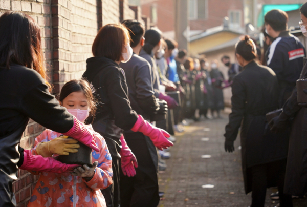 지난 26일 대전 동구 소제동에서 대전시사회서비스원과 소속 시설인 대전광역시 외국인주민 통합지원센터, 소상공인시장진흥공단이 사회공헌 활동의 일환으로 연탄 나눔 봉사 모습