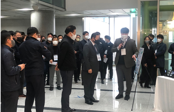 국가철도공단 관계자들이 28일 공단 본사에서 개최된 ‘2022년 철도통합무선망(LTE-R) 기술교류회’에서 참가 업체로부터 설명을 듣고 있다.