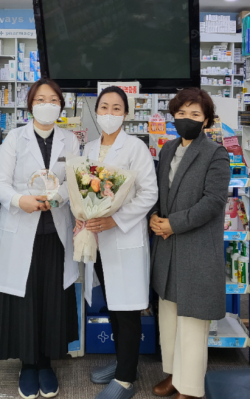 합덕읍 현대약국 표창 기념사진왼쪽부터 현대약국 지은실 약사, 백수정 약사, 안은주 마음건강팀장