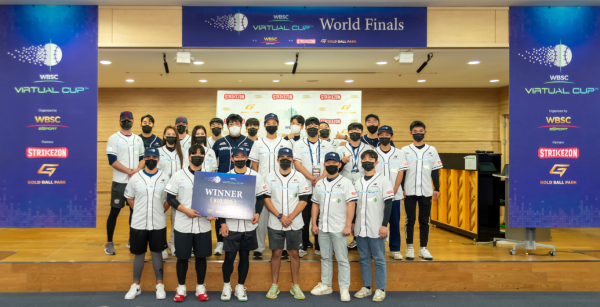 지난 27일 골프존뉴딘홀딩스의 삼진홀에서 진행된 WBSC 버추얼컵 2022(WBSC Virtual Cup 2022)의 '월드 파이널(World Finals)'시상식에서 대회에 참가한 선수들이 단체 기념사진을 촬영