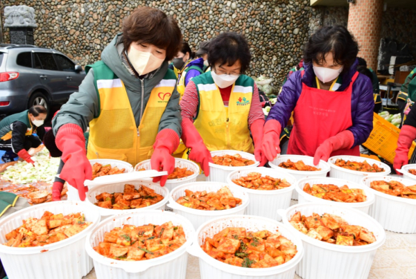 배추김치와 석박지 담가 관내 이웃들에게 전달