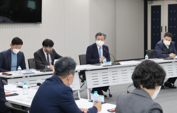 29일 구청 대회의실에서 제13회 유성국화전시회 성과분석 보고회가 개최된 가운데, 참석한 정용래 유성구청장(가운데)가 회의를 주재하고 있다