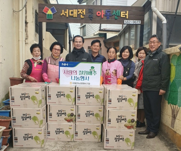취약계층 나눔행사로 김장용 절임배추 전달 모습