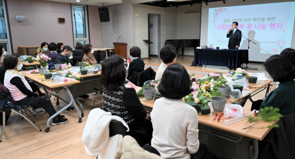 사랑의 기부 꽃 나눔 참여형 꽃꽂이 강좌 현장 * 인사 말씀하시는 김춘진 한국농수산식품유통공사 사장(단상 위)