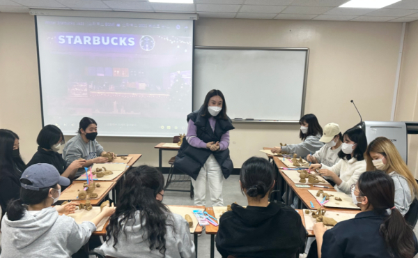 문화의달 체험활동에서 재학생들이 찰흙으로 안전한 공간을 만들어보고 있다.