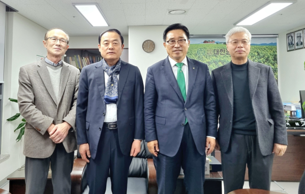 간담회 사진 * 한국농수산식품유통공사 김춘진 사장(우측 2번째), 사단법인 대한잠사회 임석종 회장(좌측 2번째)
