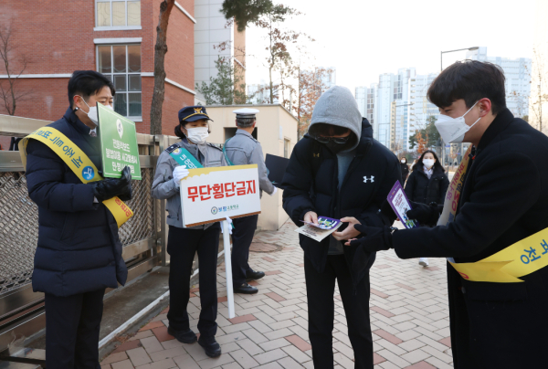 30일, 보람고등학교 앞에서 개인형 이동장치 합동 캠페인을 실시하고 있다.