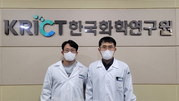 클릭반응을 이용한 고성능, 고밀도의 탄소나노튜브 필름 제조기술을 개발한 화학연 연구팀(오른쪽부터 임보규 선임연구원, 정서현 선임연구원)