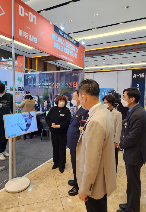 ‘에듀힐링 나눔마당’ 행사를 둘러보고 있는 설동호 교육감