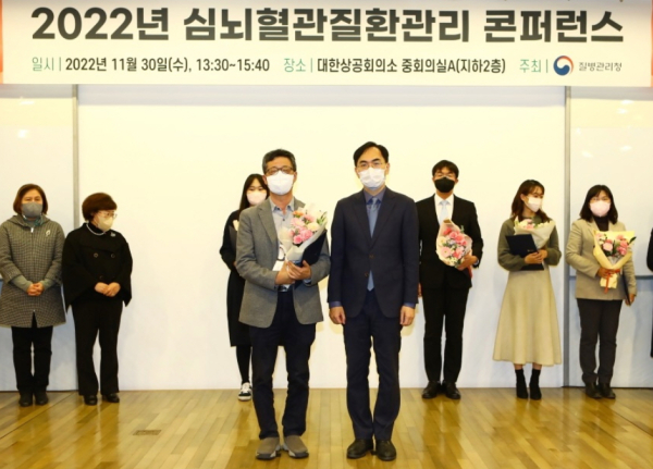 11월 30일 대한상공회의소에서 열린 시상식 모습( 왼쪽부터 허종일 태안군보건의료원장, 최홍석 질병관리청 만성질환관리국장).