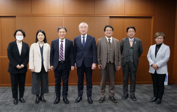 지난 28일 배재대 김선재 총장(사진 왼쪽 세 번째)이 규슈산업대학 키타지마 미사요시 학장, 이시카와 야스나리 지역공창학부 학부장, 사에구사 코우지 국제교류센터장 등 대학 관계자들과 접견 후 기념사진
