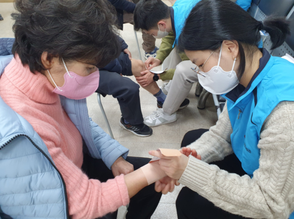 물리치료학과 봉사단 ‘피온’, 노인 대상 봉사활동 진행 모습