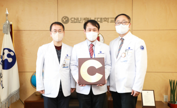 (왼쪽부터) 안순기 공공보건의료사업실장, 최승원 원장직무대행(진료처장), 나기량 공공보건의료사업단장