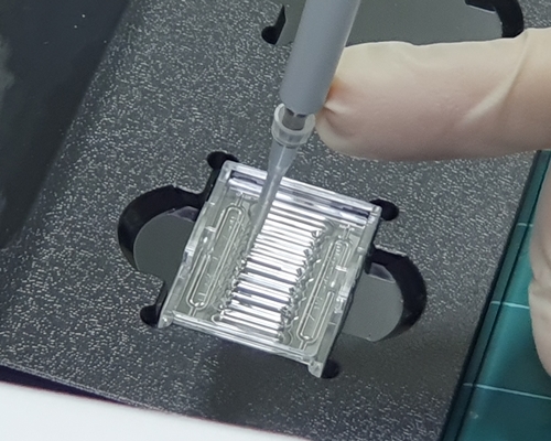 ETRI 연구진이 바이러스 검출을 위해 PCR 검사를 수행하는 모습