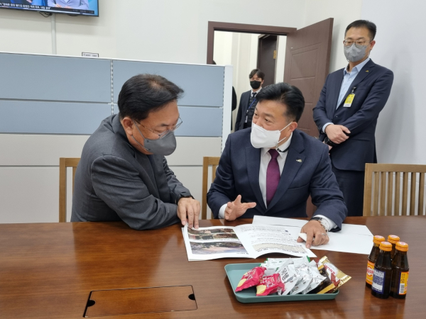 최재구 예산군수가 정진석 비대위원장에게 주요사업을 건의하는 모습