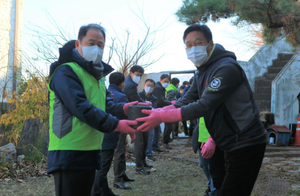 2일, 대전교통공사는 노사합동으로 중구 대사동 일원에서 ‘사랑의 연탄 나눔’    행사를 벌였다(사진 왼쪽 대전교통공사 연규양 사장, 사진 오른쪽 김남욱 노조위원장)