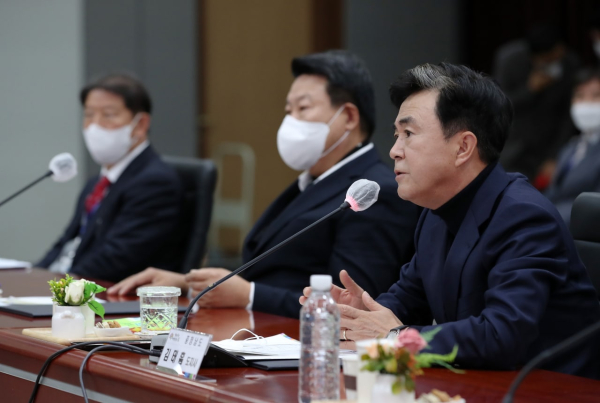 ‘당진 송산 수소(암모니아) 부두 조성을 위한 업무협약'에 참석한 김태흠 충남지사/사진 김태흠 충남지사 페이스북