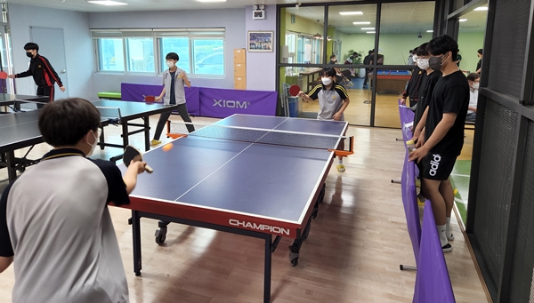 숨 공간에서 탁구와 당구치는 학생들