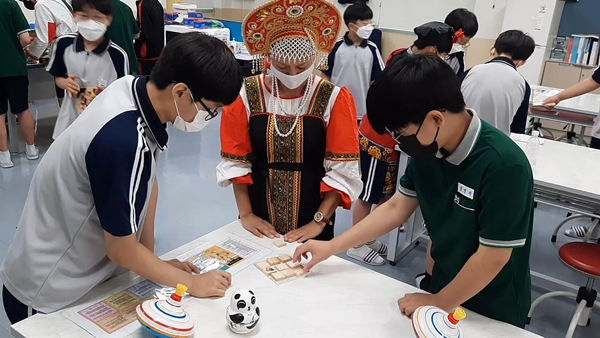 다문화 페스티벌에서 다양한 체험을 하는 모습