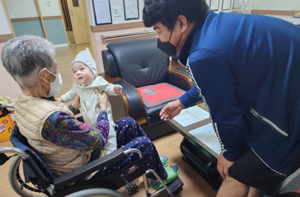 청양의 미래 행복한아이 사진공모전 (우수상 최수민, 안녕하세요 증조할머니)