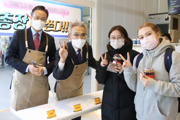 이희학 총장이 기말고사를 앞두고 학생들에게 간식 등 제공 모습