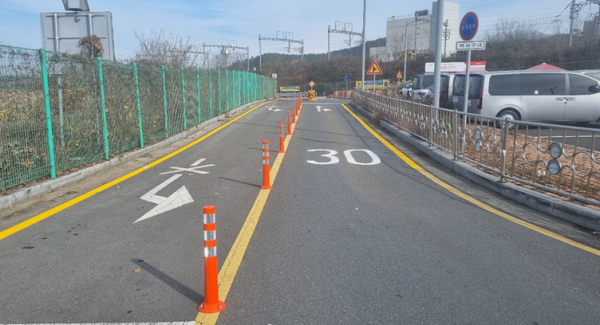 중앙분리대와 차선규제봉 등 안전시설물 설치 모습