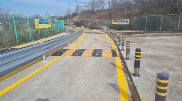 중앙분리대와 차선규제봉 등 안전시설물 설치 모습